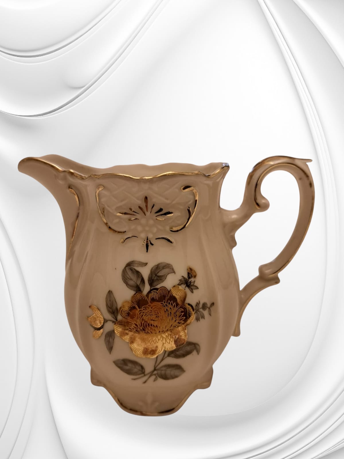 Cana de lapte Bavaria Elfenbein Porzellan!
Este o piesă elegantă și rafinată, fabricată din porțelan de înaltă calitate, specific renumitei mărci bavareze.