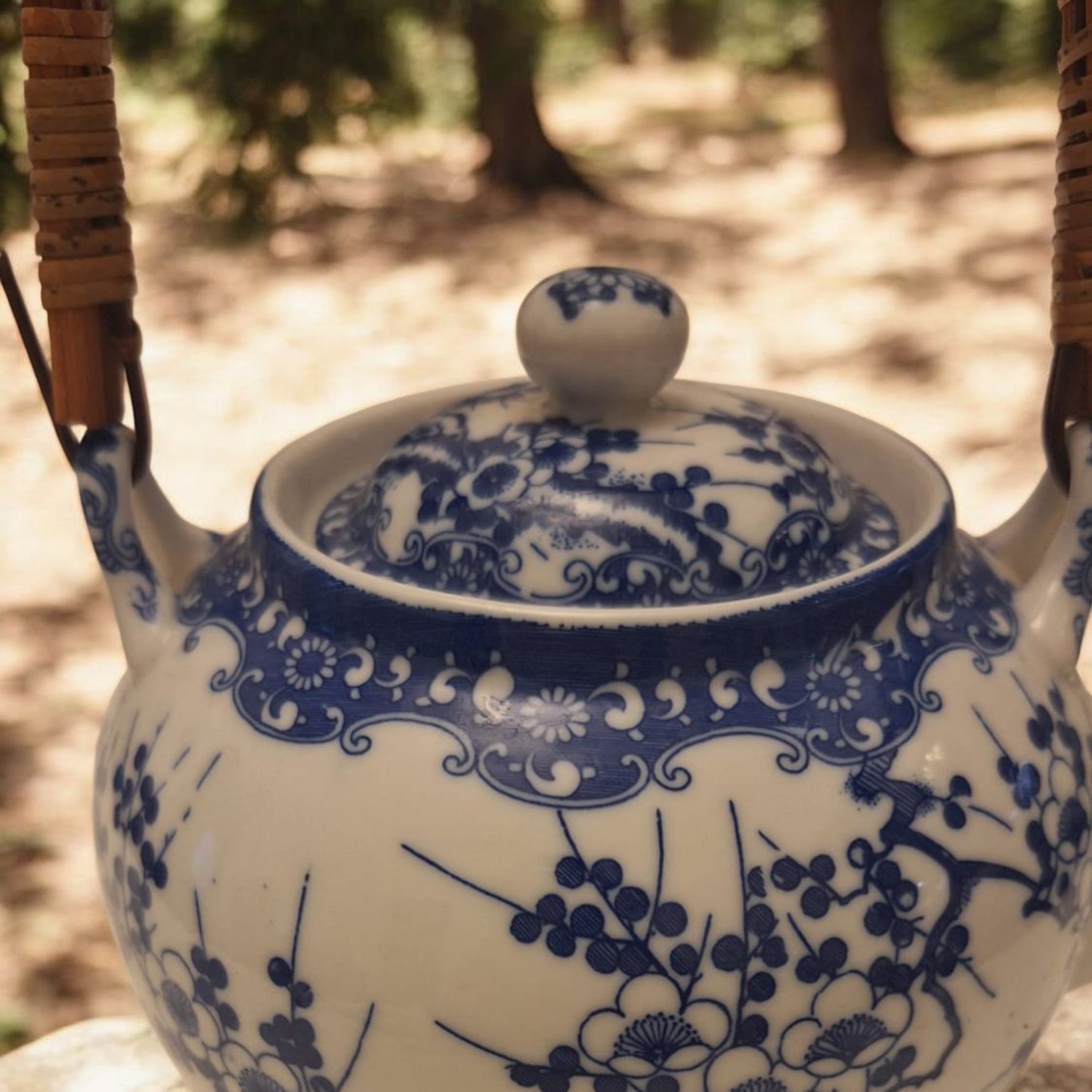 Detaliu pictură manuală pe ceainic ceramic Tilso, model tradițional japonez