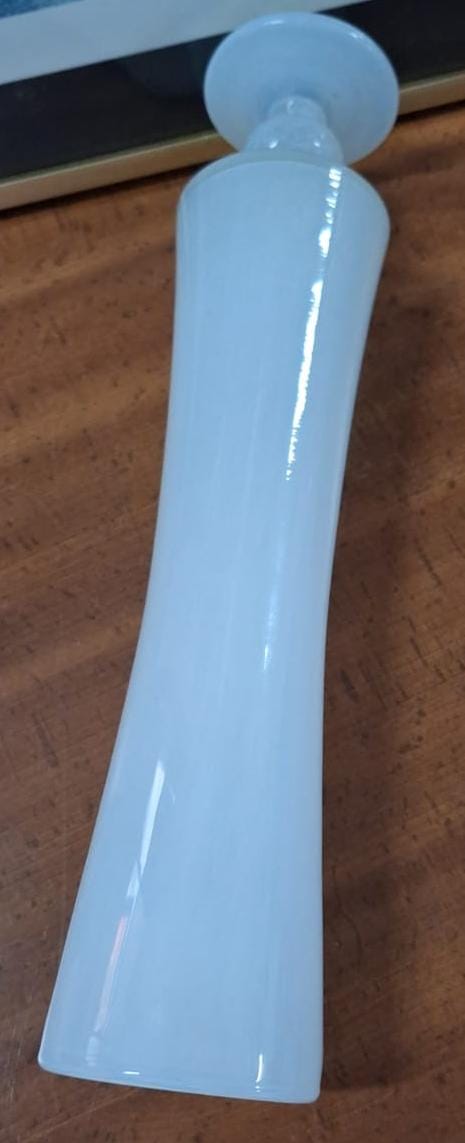 Detaliu vază DutZ Collection, sticlă alb transparent, formă alungită cu picior