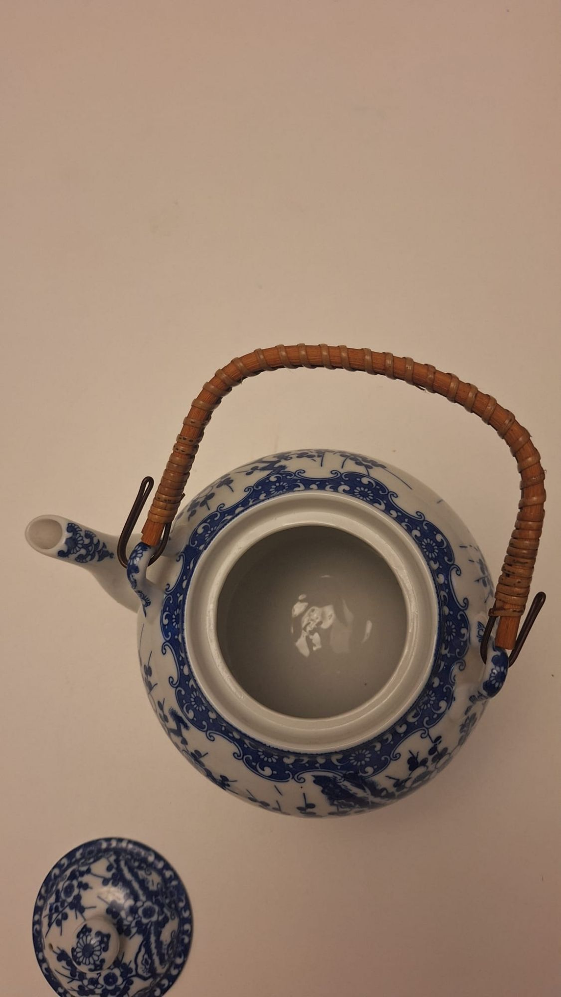 Top view of the Tilso blue and white teapot with wooden handle