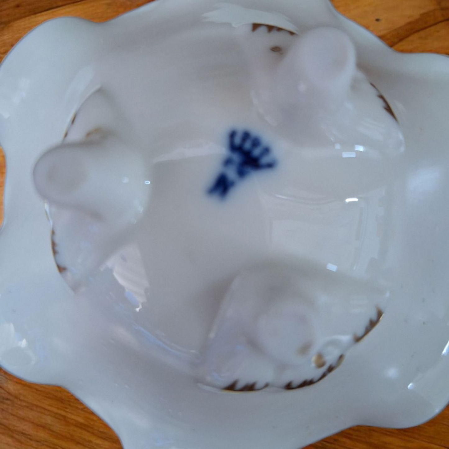 Bol mic italian Capodimonte, portelan lucrat manual, floare roz si detalii aurii