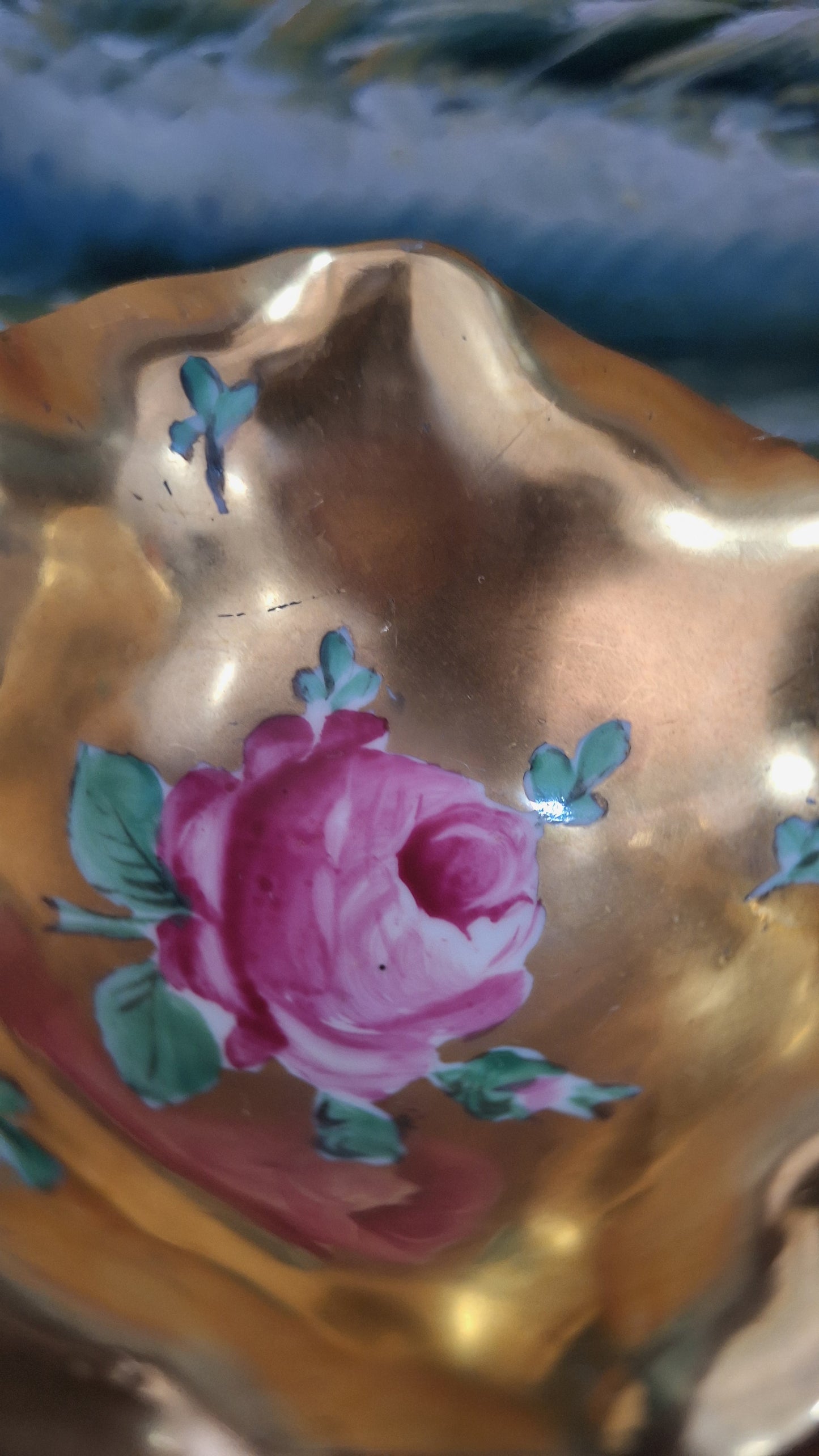 Bol mic italian Capodimonte, portelan lucrat manual, floare roz si detalii aurii