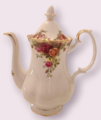 Material: Fabricat din porțelan fin (Bone China), care este recunoscut pentru durabilitatea și transluciditatea sa.
Design: Decorul floral este inspirat de trandafiri englezești, în nuanțe de roșu, roz și galben, completate de frunziș verde. Marginile sunt decorate cu accente aurii, oferindu-i un aspect luxos.