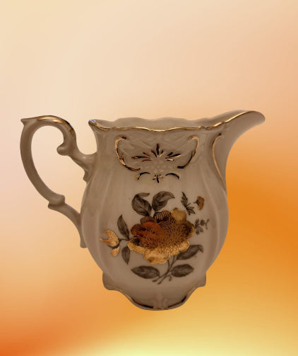 Cana de lapte Bavaria Elfenbein Porzellan! 

Este o piesă elegantă și rafinată, fabricată din porțelan de înaltă calitate, specific renumitei mărci bavareze.