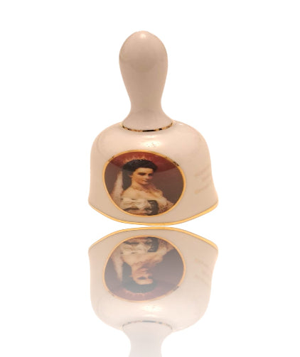 Clopotul de masă „Împărăteasa Elisabeta (Sissi)”, produs de TK Handarbeit, este un obiect decorativ și utilitar, confecționat manual cu un design elegant și detalii fine, ce reflectă stilul imperial al epocii habsburgice.