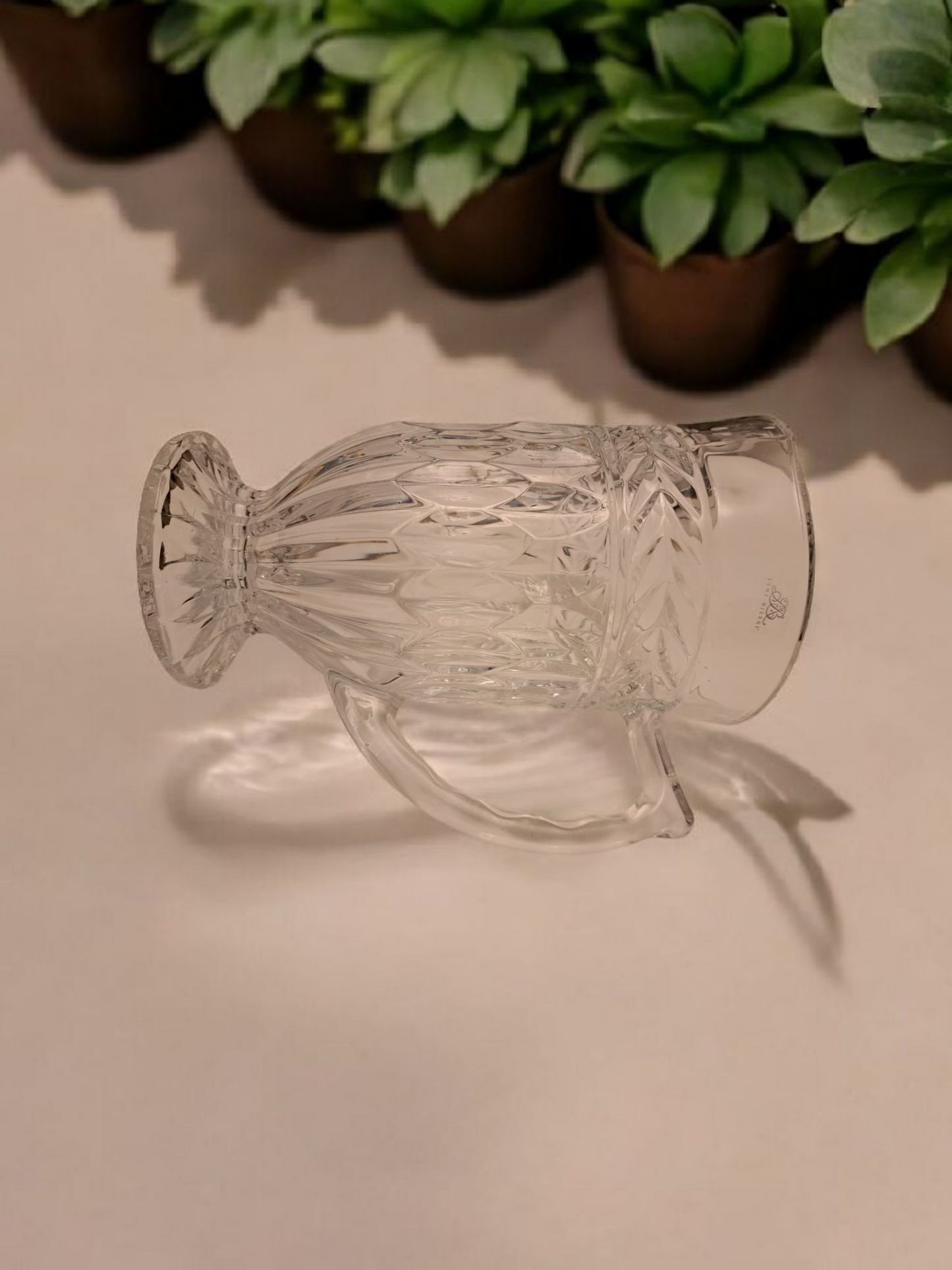Un ulcior din cristal Lene Bjere este o piesă elegantă și rafinată, realizată din cristal de înaltă calitate, potrivită atât pentru utilizare zilnică, cât și pentru decor.  

