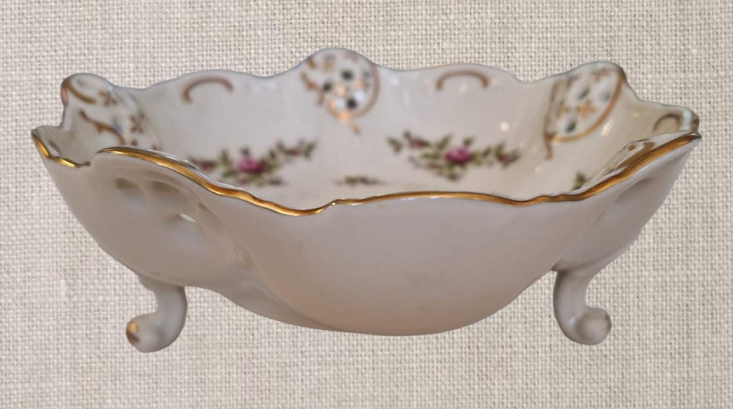 Brand: Rosenthal, renumit pentru porțelanurile sale de calitate premium. 
Design: Model Classic Rose cu 5 inserții delicate de filigran, care adaugă un farmec clasic și elegant piesei. 