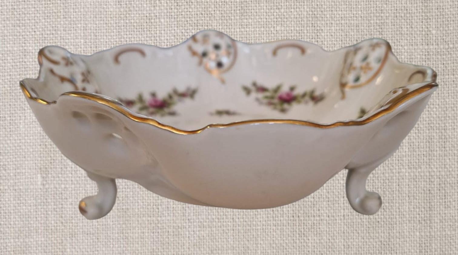 Brand: Rosenthal, renumit pentru porțelanurile sale de calitate premium. 
Design: Model Classic Rose cu 5 inserții delicate de filigran, care adaugă un farmec clasic și elegant piesei. 