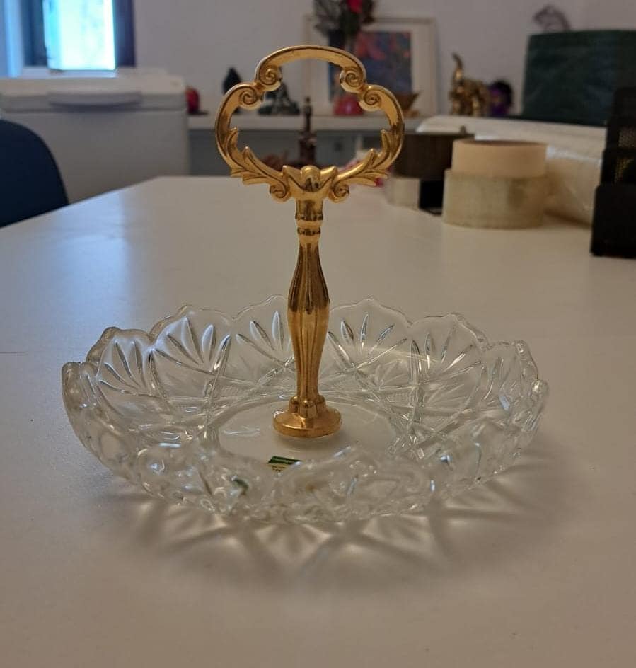 Detalii produs:

    Material: Cristal de înaltă calitate.
    Design: Elegant,transparența cristalului adaugă un plus de rafinament mesei dumneavoastră.
    Suport pentru prăjituri și torturi: Conceput pentru a expune și servi prăjituri sau torturi într-un mod sofisticat.