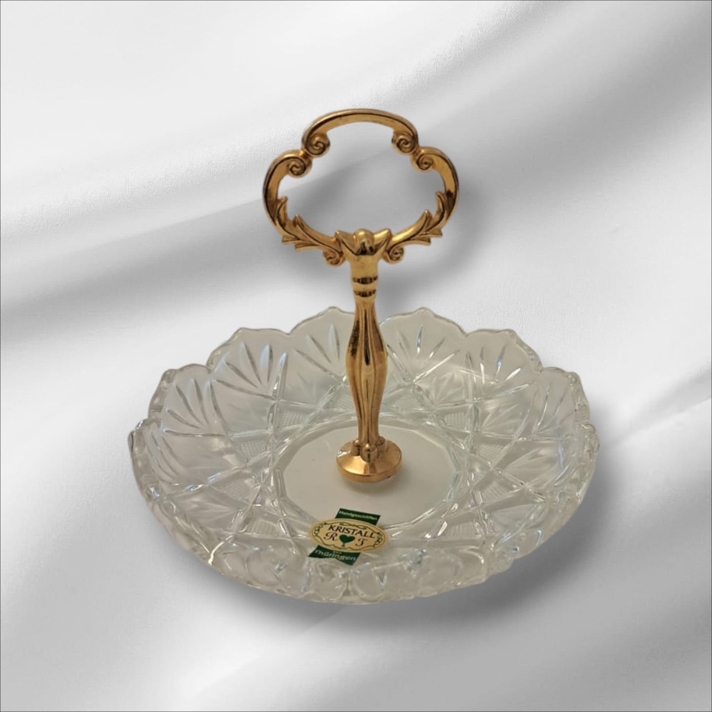 Farfurie, Suport prăjituri/tort din cristal RF Thuringen este o marcă germană renumită pentru produsele sale din cristal de înaltă calitate, fabricate în regiunea Turingia. Printre produsele oferite se numără farfurii, suporturi pentru prăjituri și torturi, toate realizate cu măiestrie și atenție la detalii.