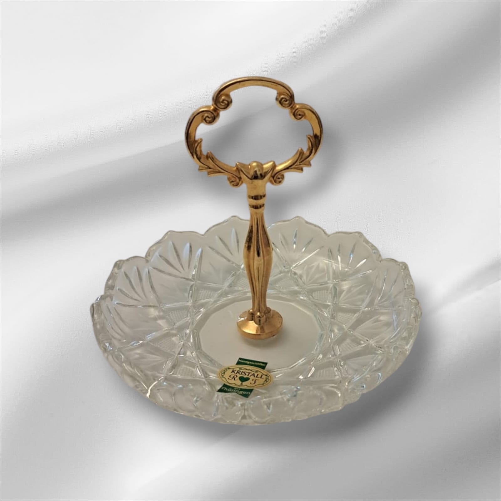 Farfurie, Suport prăjituri/tort din cristal RF Thuringen este o marcă germană renumită pentru produsele sale din cristal de înaltă calitate, fabricate în regiunea Turingia. Printre produsele oferite se numără farfurii, suporturi pentru prăjituri și torturi, toate realizate cu măiestrie și atenție la detalii.