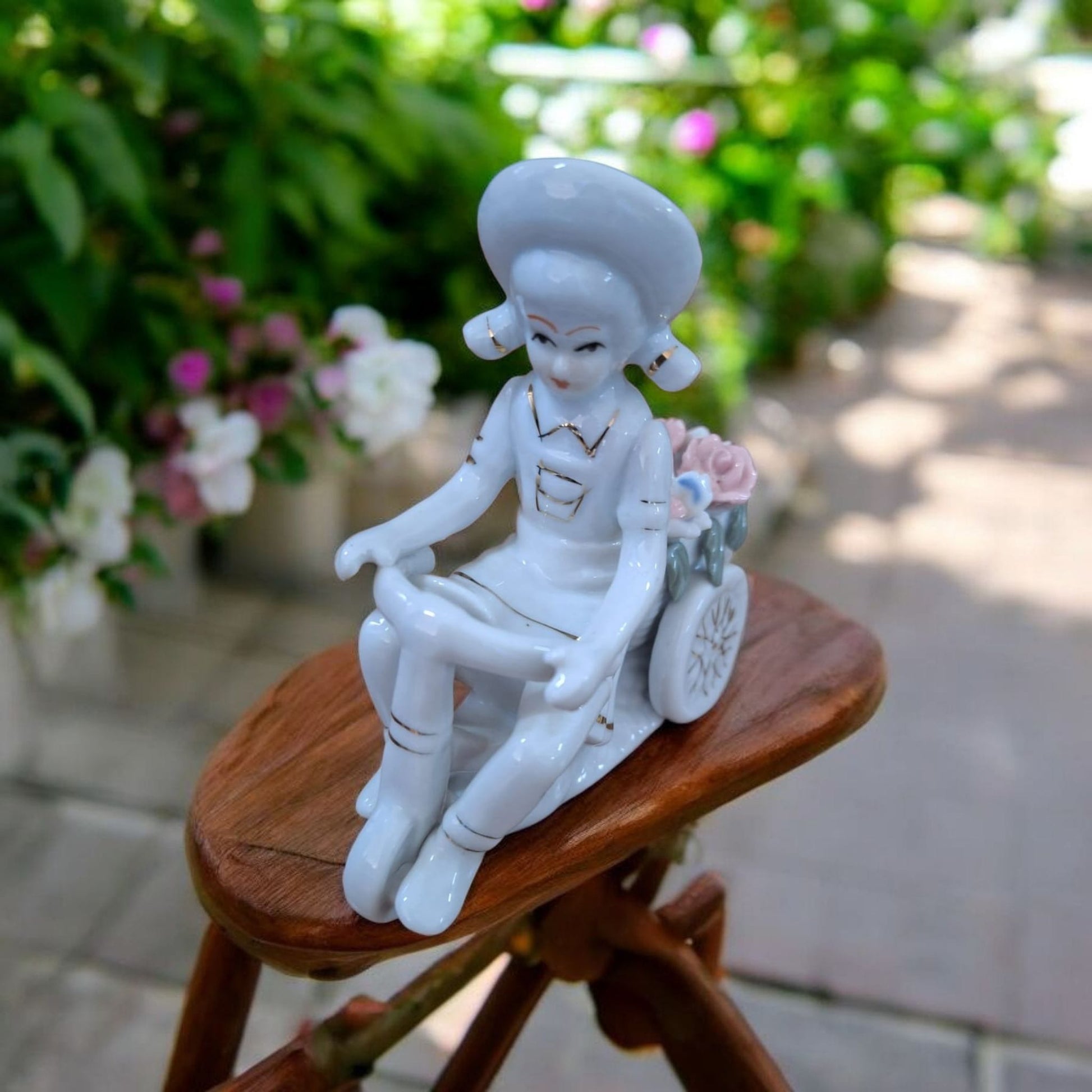 Ideală pentru colecționari sau ca piesă decorativă în camere cu tematică shabby chic sau romantică.

