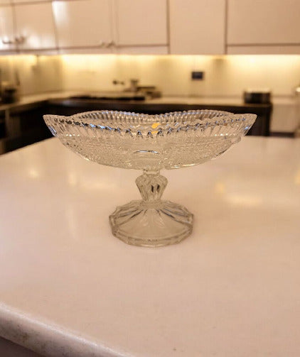 Este o piesă elegantă și rafinată, potrivită pentru decorarea mesei și servirea fructelor sau a dulciurilor. Aceasta este realizată din cristal de înaltă calitate, având un conținut de 24% oxid de plumb (PbO), ceea ce îi conferă transparență deosebită, strălucire intensă și reflexii spectaculoase în lumină.