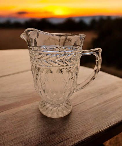 Un ulcior din cristal Lene Bjerre este o piesă elegantă și rafinată, realizată din cristal de înaltă calitate, potrivită atât pentru utilizare zilnică, cât și pentru decor.  

