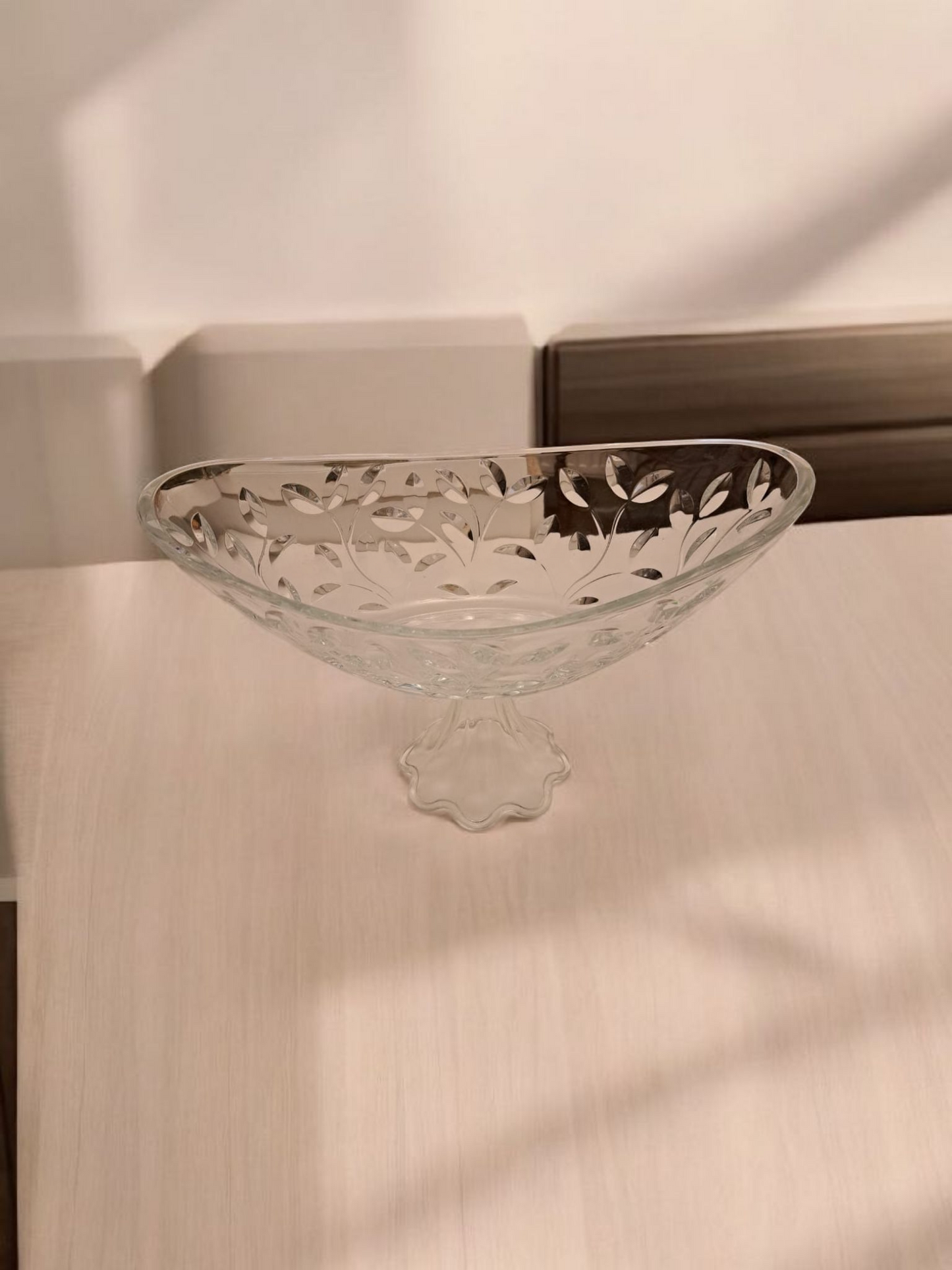 Fructiera ovală cu picior Royal Cristal Rock Laurel, fabricată în Italia, este o piesă elegantă și rafinată, realizată din cristal de înaltă calitate. Designul său sofisticat combină funcționalitatea cu estetica, fiind ideală pentru a completa orice decor clasic sau modern.
