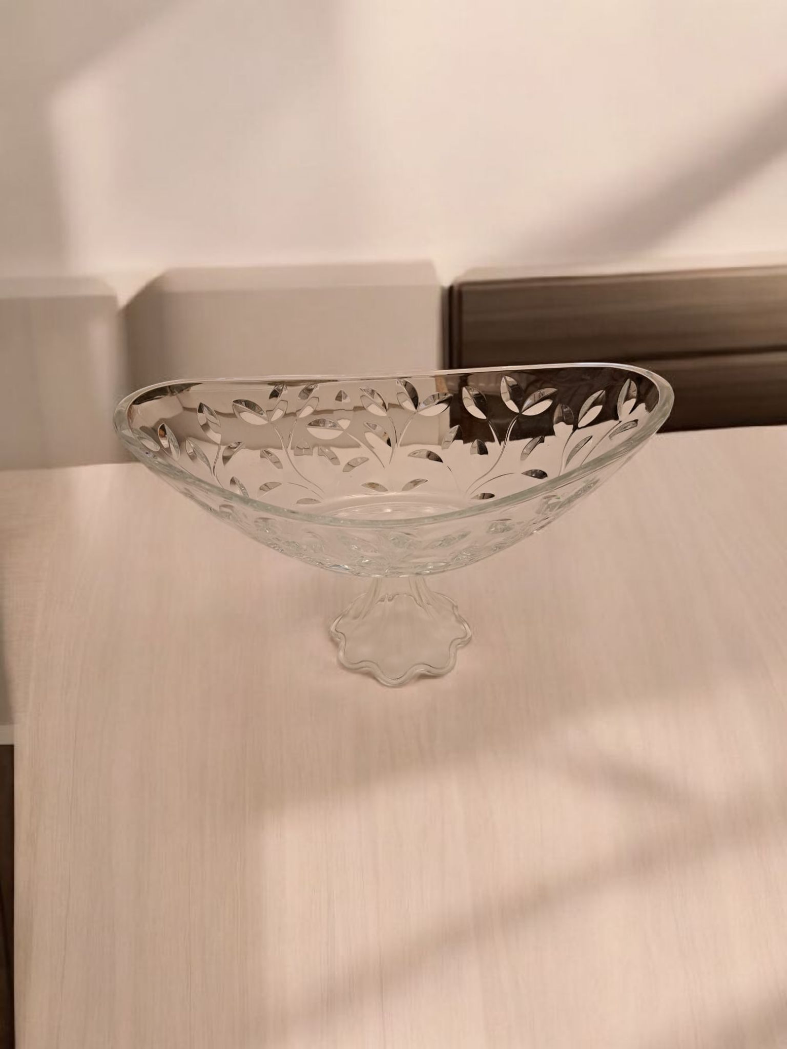 Fructiera ovală cu picior Royal Cristal Rock Laurel, fabricată în Italia, este o piesă elegantă și rafinată, realizată din cristal de înaltă calitate. Designul său sofisticat combină funcționalitatea cu estetica, fiind ideală pentru a completa orice decor clasic sau modern.
