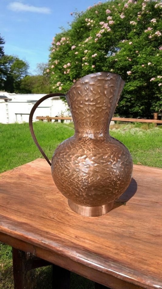 Material: Cupru de înaltă calitate, realizat manual.
Design: Ulciorul este decorat cu un model elegant de forme frumoase, ce reflectă măiestria meșteșugarilor din Germania.
Funcționalitate: Poate fi folosit atât ca vază de podea, cât și ca suport pentru umbrele.
Dimensiuni: Înălțime: 57 cm              