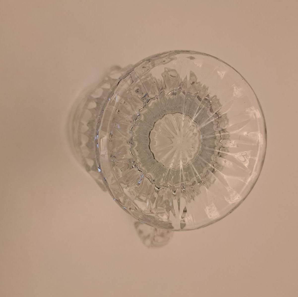 Un ulcior din cristal Lene Bjerre este o piesă elegantă și rafinată, realizată din cristal de înaltă calitate, potrivită atât pentru utilizare zilnică, cât și pentru decor.&nbsp;&nbsp;